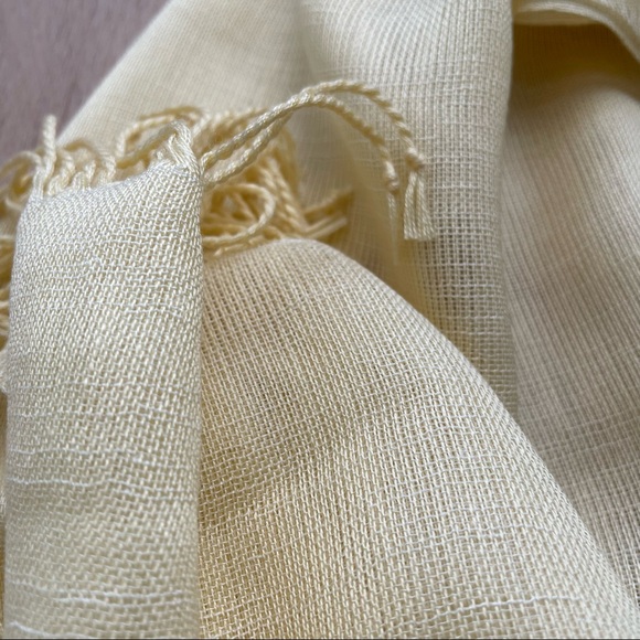 💗 NWOT Yellow Summer/ Spring Scarf - Picture 2 of 3